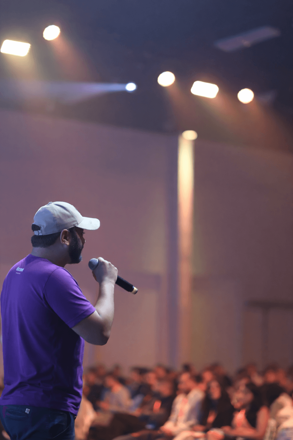 Raone palestrando para grande plateia